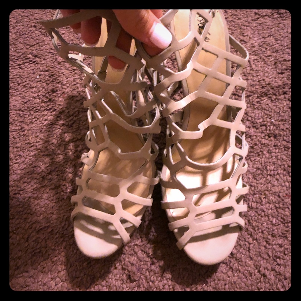 Tan/cream heel.
